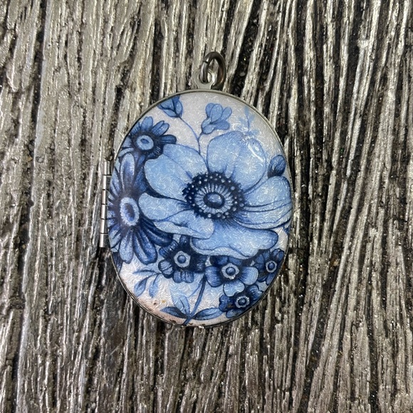 Jewelry - Vintage locket